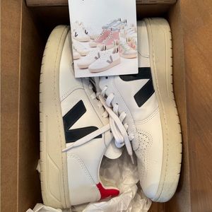 Size 41 US 8.5 VEJA V-10 White Nautico With Original Box Worn Once $165 New
